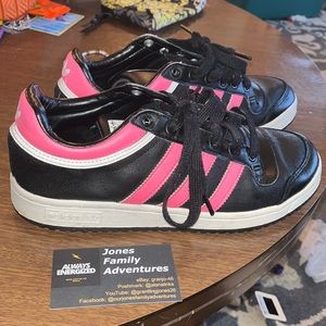 ADIDAS top ten low top basketball sneakers, black/white/hot pink